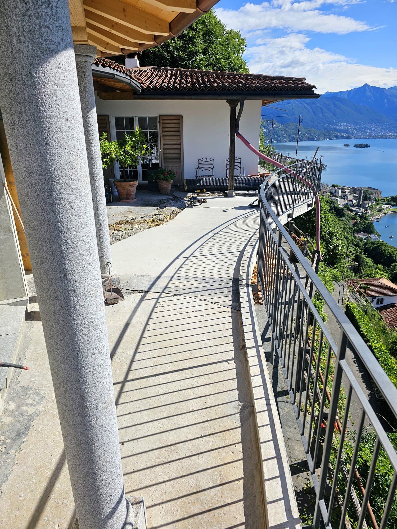 Terrasse Saeulen Seeblick